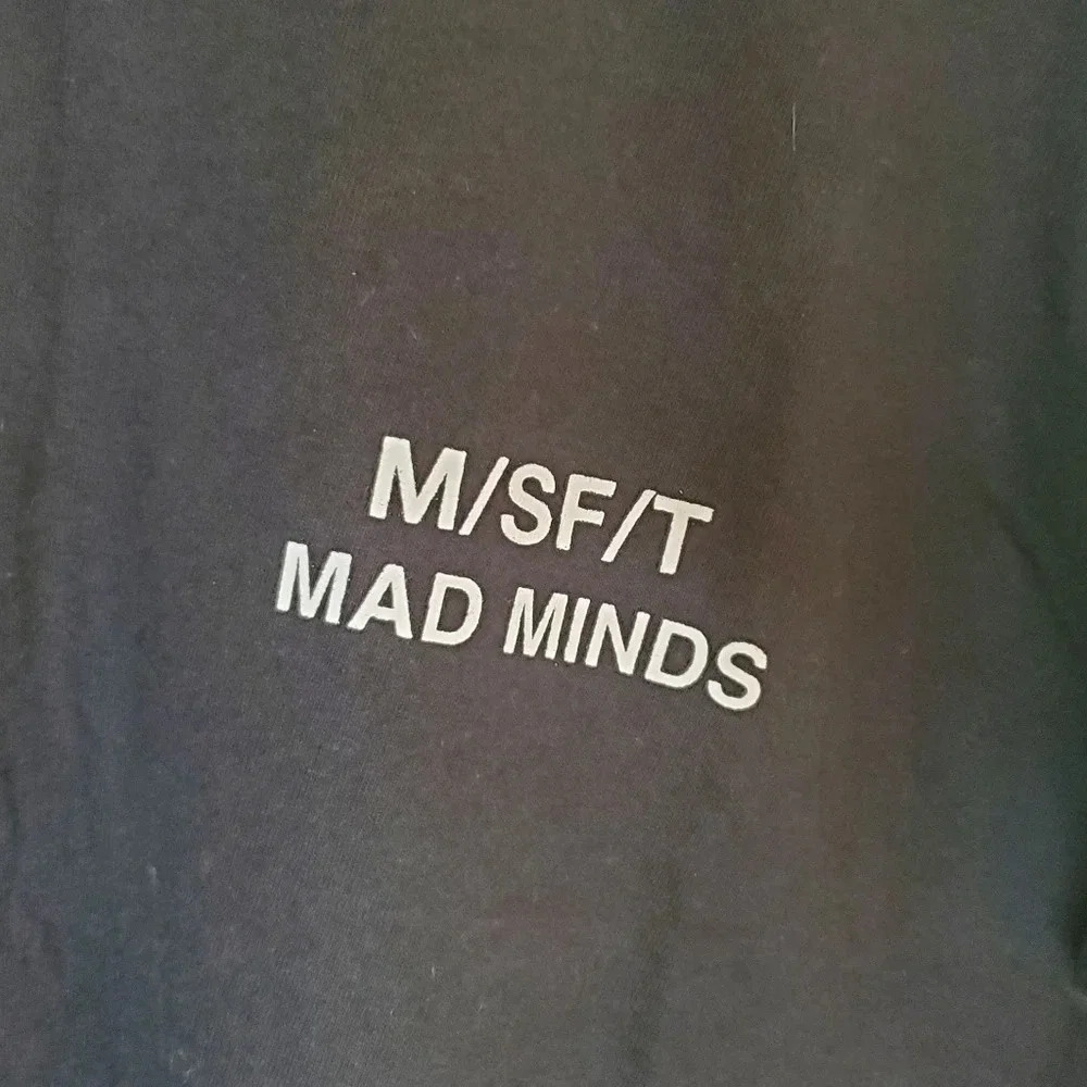 M/FT/TS MAD MIND NWT GRAPHIC TEE SIZE M "HEAT WAVE /HERE COMES TROUBLE" - Picture 3 of 9
